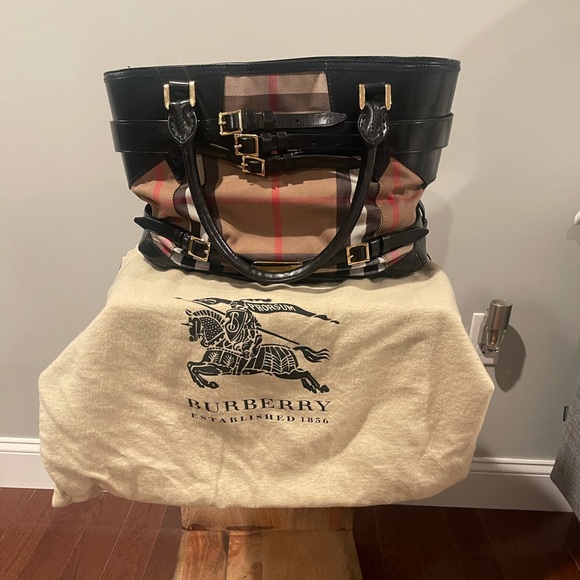 Burberry Authentic Handbag looks new lightly used 3x - Picture 1 of 8